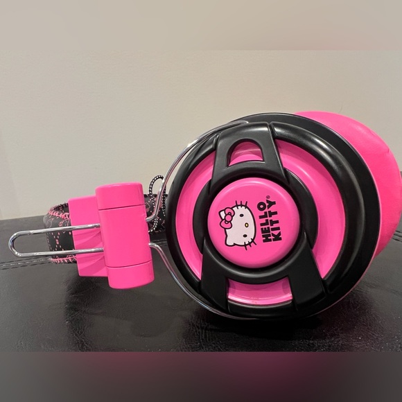 Hello Kitty wired headphones. Never used. Excellent condition. - Picture 8 of 9